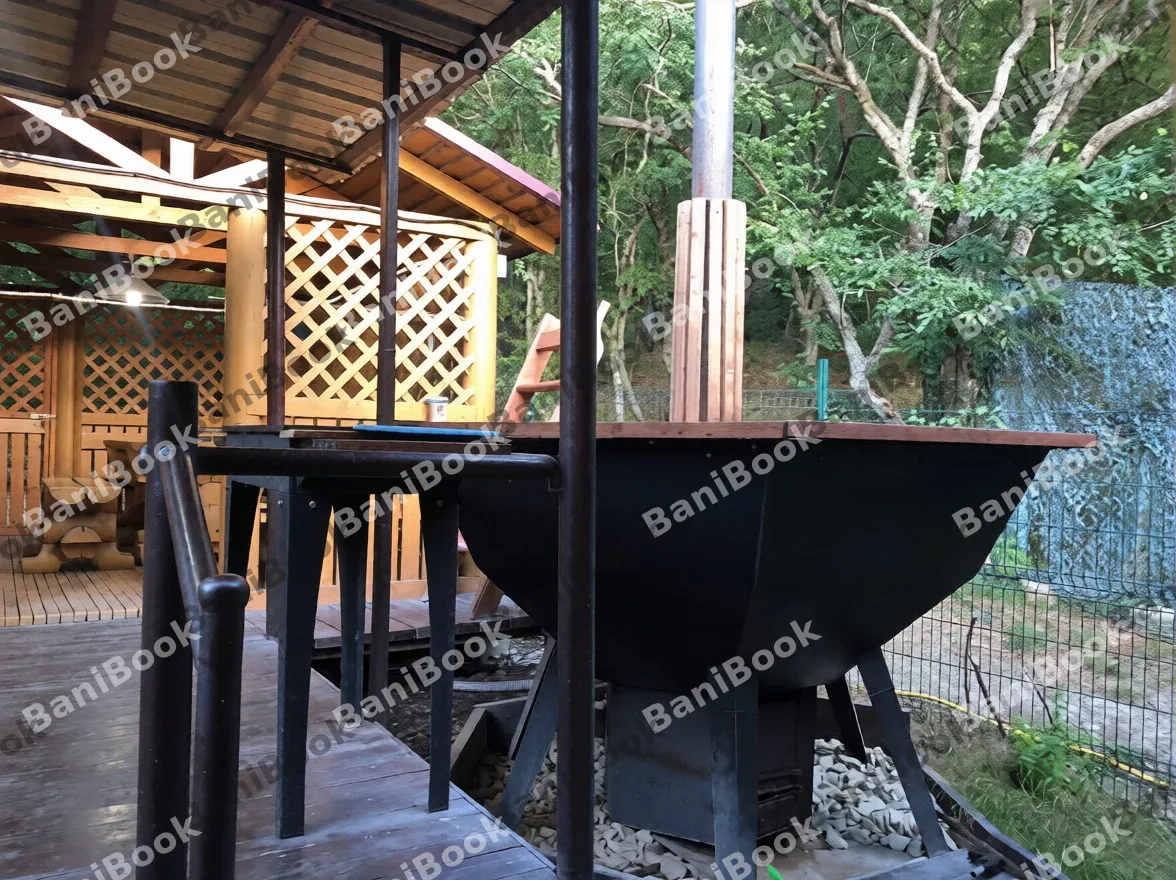 Теплая беседка посреди можжевелового леса